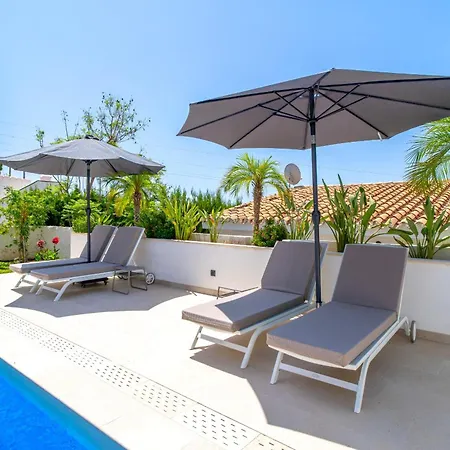 Grand Pool Terrace By Casasol * נרחה